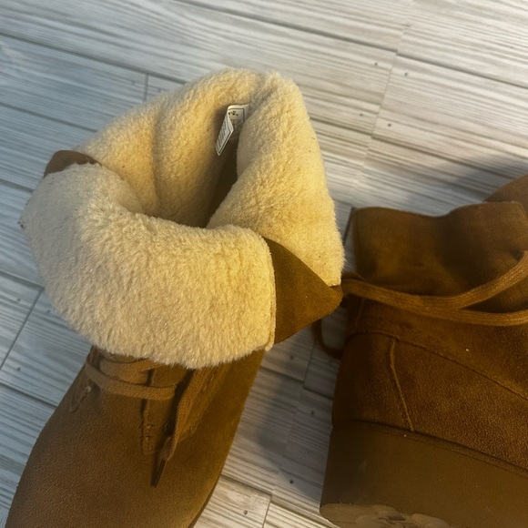 Size 11 women’s bearpaw boots worn maybe twice - Picture 3 of 6